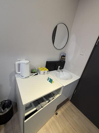 ポットやコップ、お茶などが用意されていました