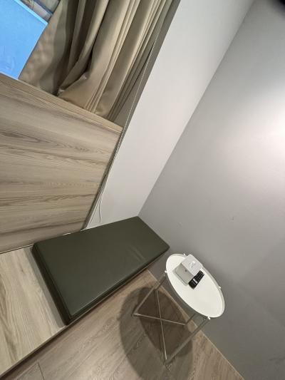 小さなテーブルとチェア。