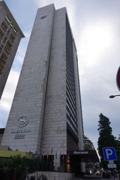 空港からタクシーで10ユーロ。高層で高級ホテル。