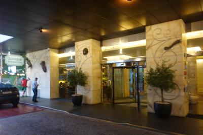 ホテルのエントランス。