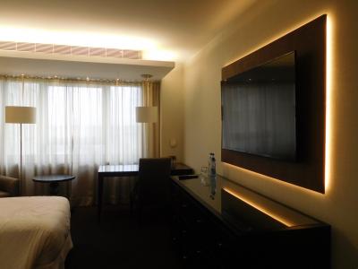 大きなテレビあり。夫はサッカー観戦。