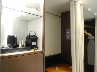 ミニバーと奥にクローゼット。