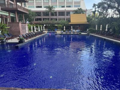 プールの奥が食事会場