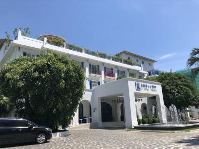 こちらの正面玄関上の3階のバルコニーの有る部屋に宿泊