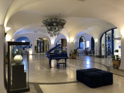 魚群のシャンデリアがリゾート感を醸し出してる～