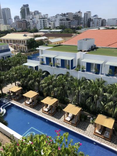 此方は大人向けのリゾート仕様の地上階のプール