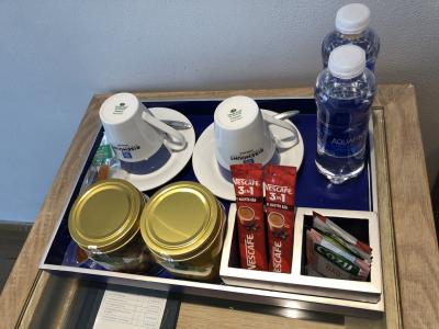 無料のペットボトルの水2本にお茶やコーヒー類