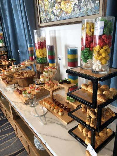 このお菓子のタワー、堪りませんがメインディッシュ優先です