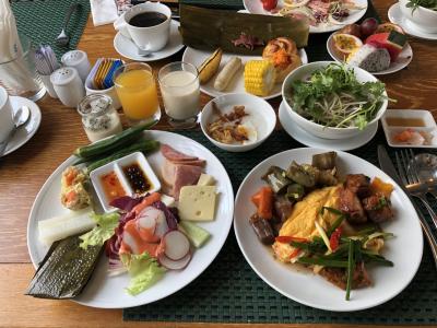 朝食①、フォーにオムレツにダナンの郷土料理の蒸した海老料理に