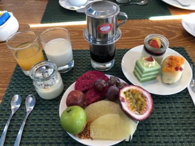 朝食②、フルーツ各種にプチケーキ達、甘いベトナムコーヒーで締