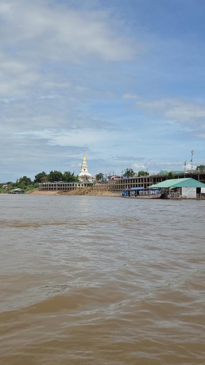 メコン川の真ん中に水没した仏塔。乾季には水面に現れます。