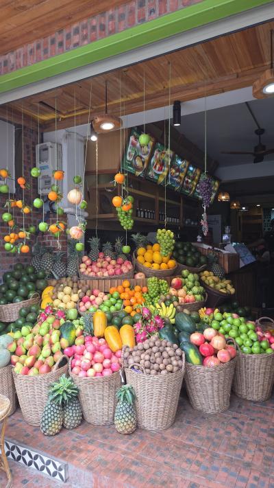 人気のフルーツカフェ。店先は映えポイントですね。
