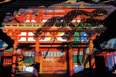 氷川神社 夜の楼門で初めて実施されたプロジェクションマッピング