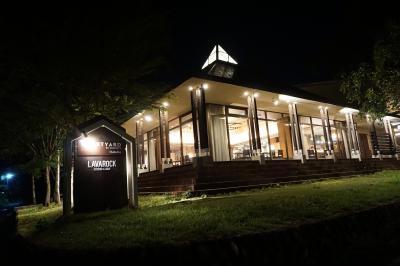 森の中にあるホテル