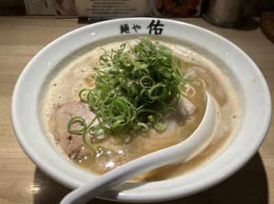 カウンターのみ元気なラーメン店