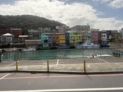 話題のSNS映えスポット、漁港とカラフルな家並みが人気です。