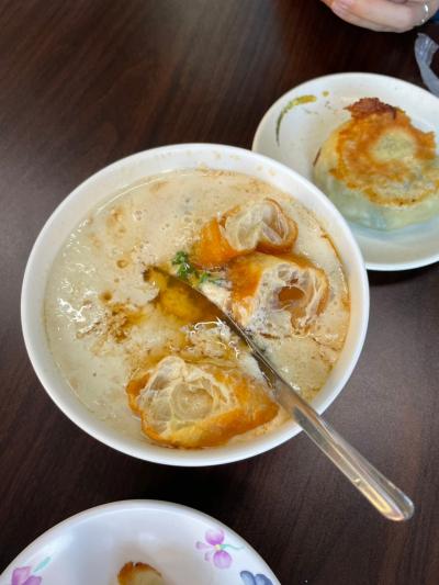 地元の人で賑わう、美味しい朝食