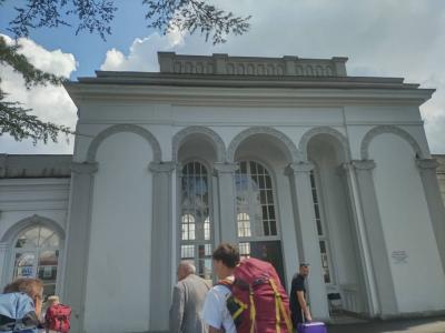 メスティア行きのミニバスが数台待機していました