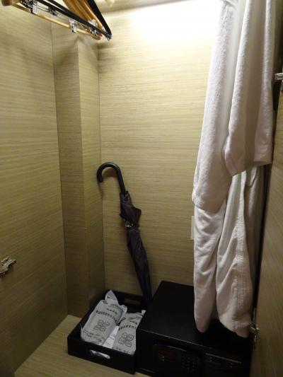 バスローブや傘、スリッパがありました