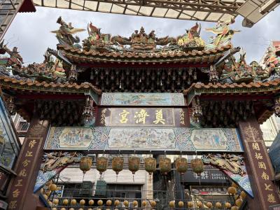 基隆駅から徒歩10分位。昼間もほぼ通常営業とのことで、昼から大賑わいです。