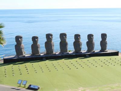南国宮崎の海を背景に立つモアイ像