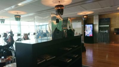 ハードドリンクが充実した広いラウンジだが、大混雑するお昼前後は相席必至。