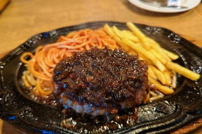 アメリカンな店内でハンバーグ