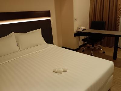 空港送迎サービスと朝食が付いて１泊当たり９，２００円弱でした。