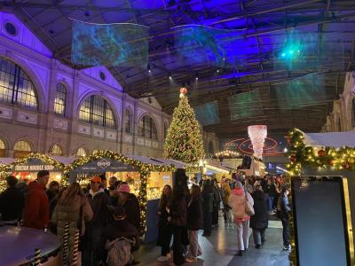 構内に大きなクリスマスマーケット