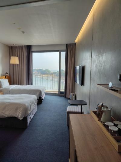 空港からタクシーで1,000円程です