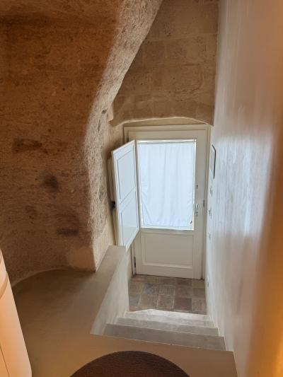 客室のドア　板張りの内窓を開けると外光が取り込めます