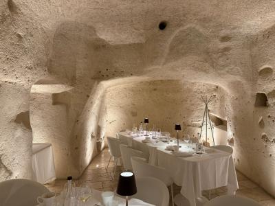 レストランも洞窟内