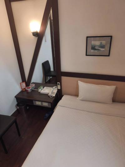 狭く窮屈感あり