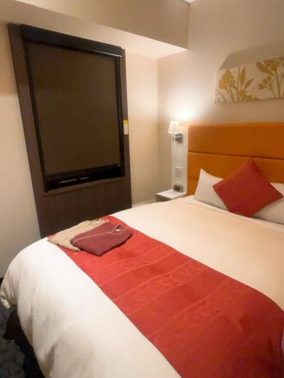 JR千歳駅から徒歩数分のビジネスホテル。　電車からも見える派手な外観。