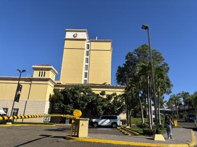 ショッピングモールの目の前です。