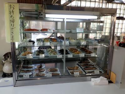 隣のおじさんは焼きサンマをおかずにカレーを注文、それでつい自分も追いカレー