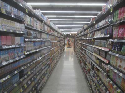 商品をぎっしりと詰めて積み上げています