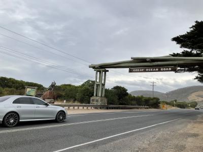 グレートオーシャンロードの玄関口　道路を横断するときは気を付けて