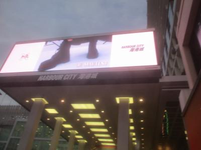 正面には大きいテレビモニターがあります