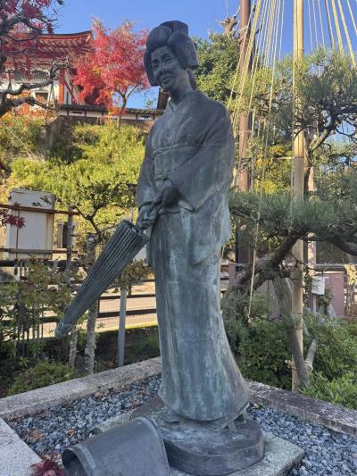 夢千代日記で被爆した薄幸の芸者を演じた吉永小百合さんの銅像です。