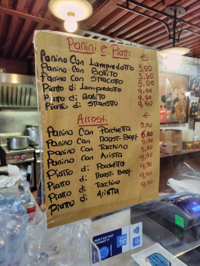 中央マーケットですごい行列のB級グルメ