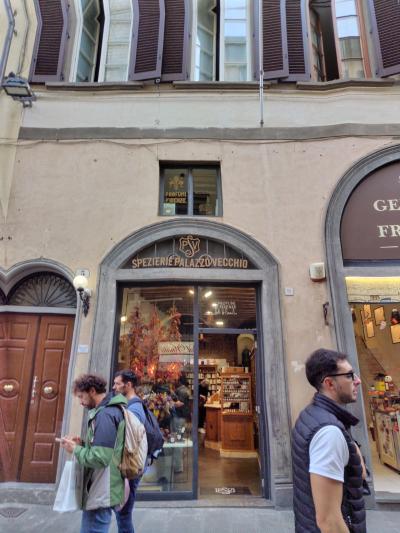 喉スプレーがいちおしのメディチ家御用達の香水を扱う薬局です