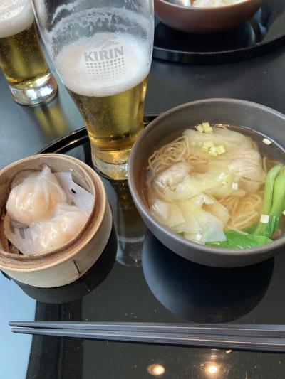 ヌードルバーもあり快適なラウンジ