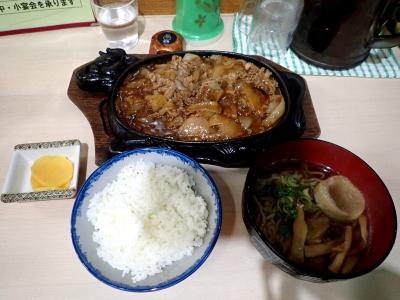 よく見ると定食には味噌汁ではなく半ラーメンがつく、がっつり系にはたまらない。