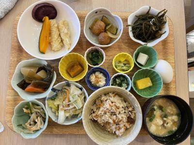 沖縄のお惣菜が充実の朝食