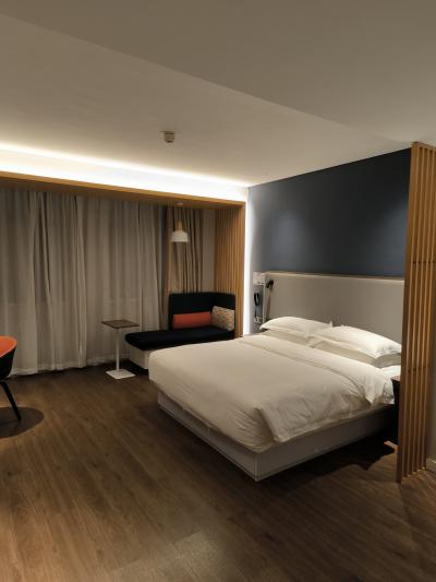 部屋はとてもシンプル。アメニティについては歯ブラシはあっても剃刀は置いていませんでした。