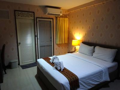 シャワー・トイレ付で広い