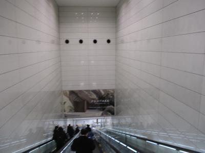 エスカレーターは向かって左に立つ