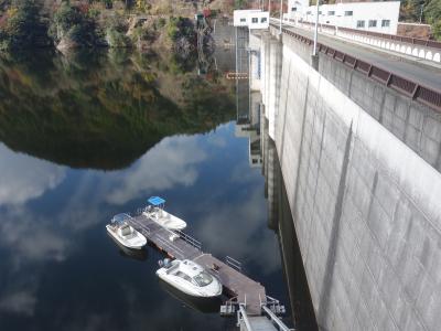 耶馬渓ダムによってできた湖。ダムの落差が実感できる。
