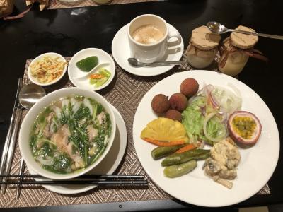 此方はチキンフォーにサラダ&フルーツにカプチーノにジュース